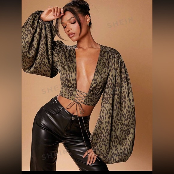 Neck Balloon Sleeve Lace Up Top
Animal Print Plunge -Size 2 (XS) 4 (S) Brand new - Picture 3 of 6
